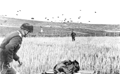 Paracaidistas alemanes saltando sobre Creta en mayo de 1941