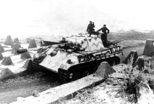 Tanque Panther alemán durante la Operación Nordwind en Alsacia, 1945