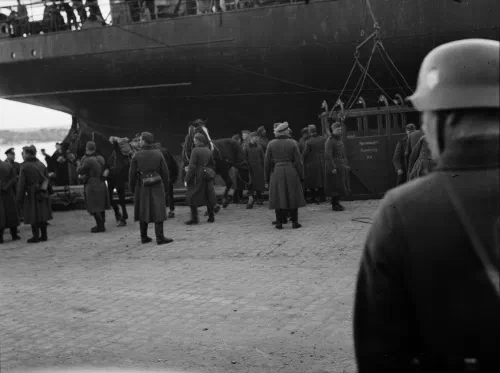 Soldados de la Wehrmacht descargando caballos y suministros de un barco en el puerto de Oslo durante la invasión de Noruega, abril de 1940