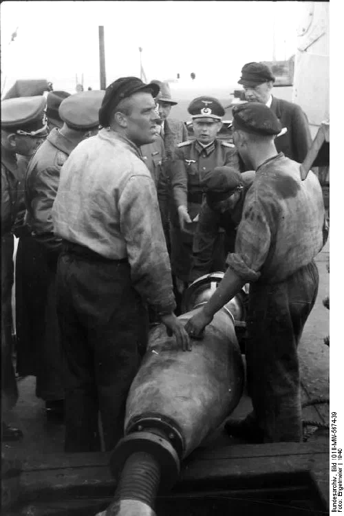 Preparativos alemanes para la Operación Seelöwe en 1940, con barcazas de invasión en un puerto del canal de la Mancha