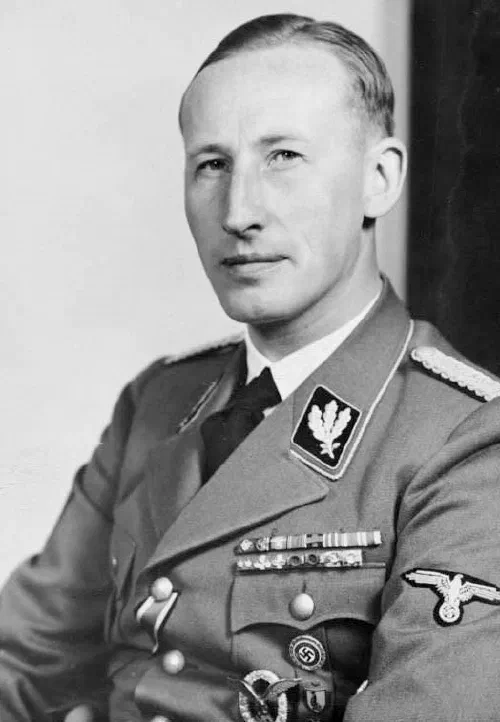 Retrato oficial de Reinhard Heydrich con uniforme de las SS, hacia 1940