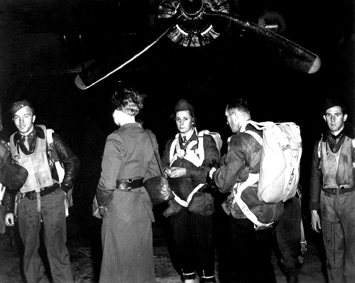 Equipo Jedburgh frente a un B-24 antes de una misión