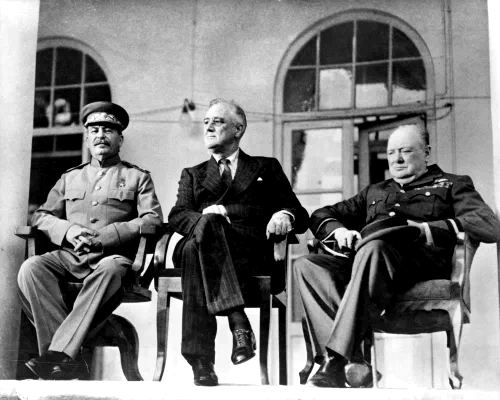 Stalin, Roosevelt y Churchill sentados juntos durante la Conferencia de Teherán en 1943