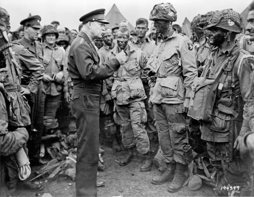 El general Eisenhower habla con paracaidistas de la 101.ª División Aerotransportada antes del Día D, 5 de junio de 1944
