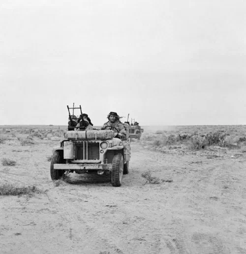 Patrulla del SAS en jeeps armados en el desierto del norte de África