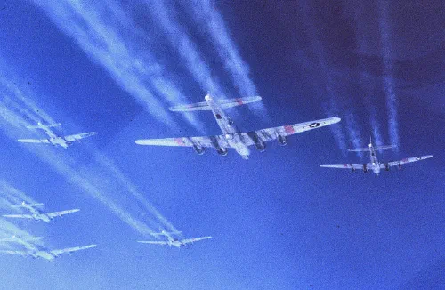 Formación de bombarderos B-17G del 490th Bombardment Group durante una misión sobre Europa