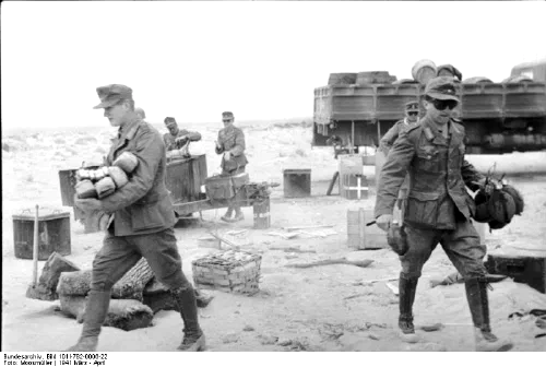 Soldados del Afrika Korps llenando cantimploras durante las operaciones en el norte de África en 1941