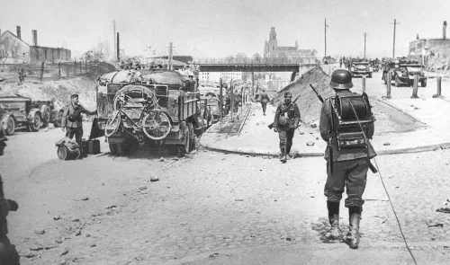 Soldados de las SS y la Wehrmacht durante la Segunda Guerra Mundial