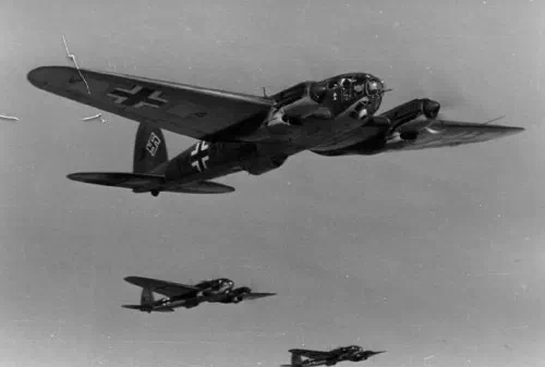 Bombardero Heinkel He 111 de la Luftwaffe en vuelo