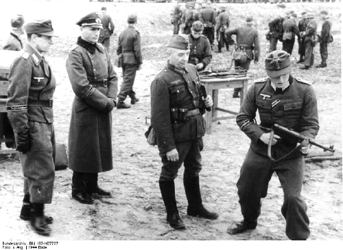 Miembros del Volkssturm, la milicia popular nazi de 1945