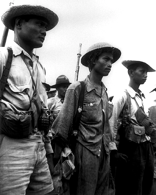Guerrilleros filipinos durante la ocupación japonesa en la SGM