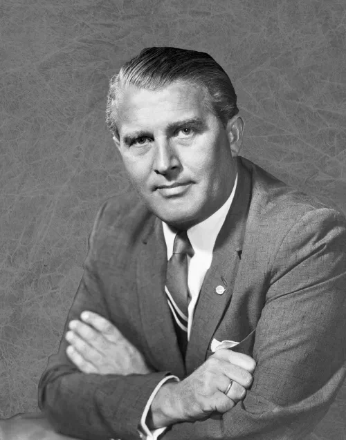 Retrato oficial de Wernher von Braun como director del Marshall Space Flight Center de la NASA, hacia 1960