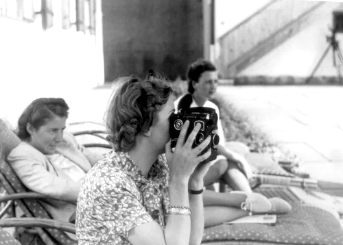 Eva Braun filmando con una cámara en los años treinta