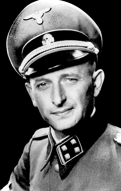 Adolf Eichmann con uniforme de las SS en 1942