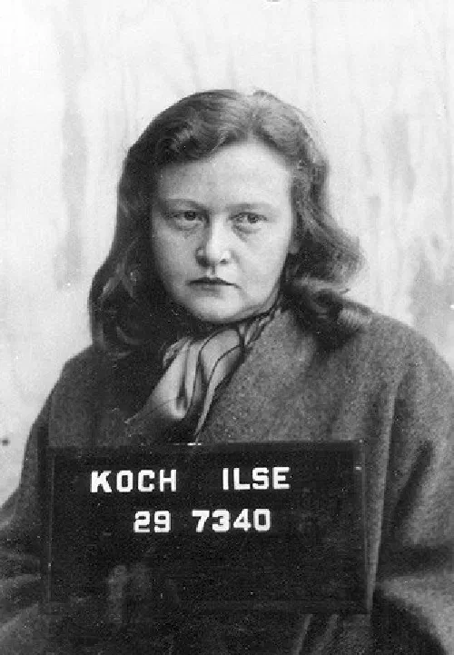 Fotografía de Ilse Koch durante su detención por el ejército estadounidense