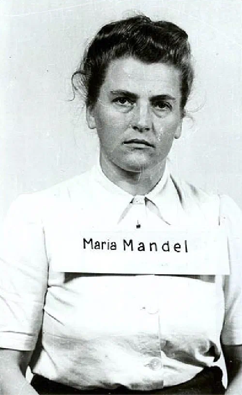 Fotografía de Maria Mandel tras su arresto en 1945