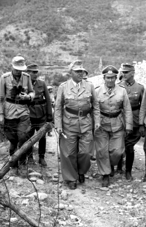 Albert Kesselring con oficiales alemanes en Italia en 1944