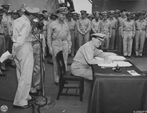 El almirante Chester Nimitz firma el acta de rendición de Japón a bordo del USS Missouri en septiembre de 1945