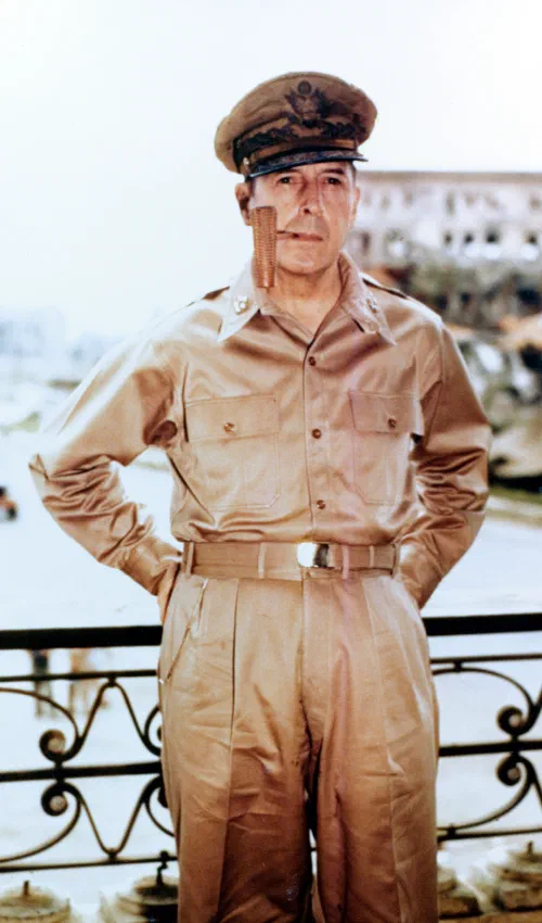El general Douglas MacArthur con su icónica pipa de mazorca y gafas de sol