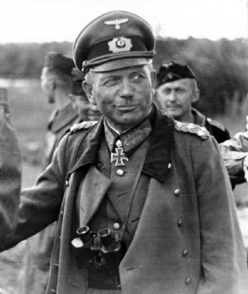 El general Heinz Guderian observando el frente desde un vehículo de mando