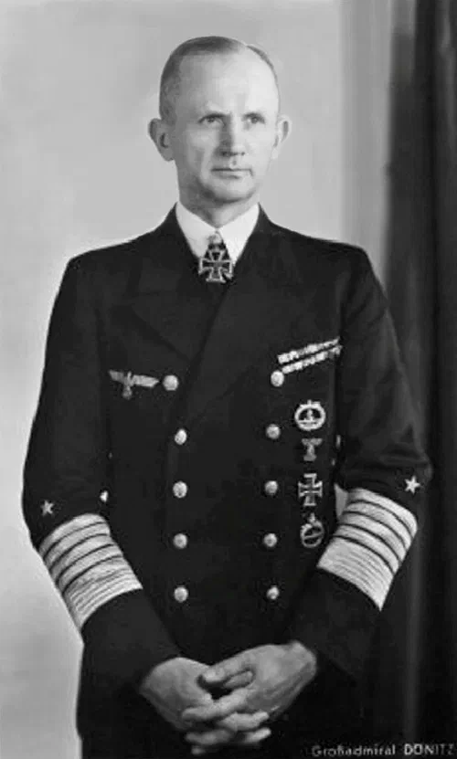 Retrato del almirante Karl Dönitz con uniforme de la Kriegsmarine