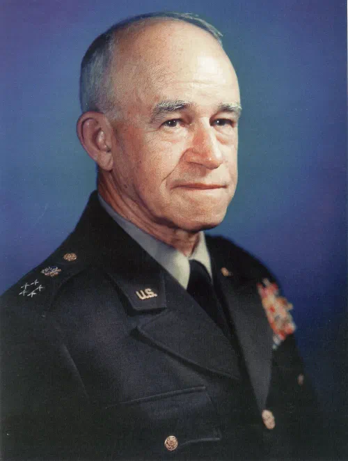 Retrato oficial del general Omar Bradley con uniforme del ejército estadounidense