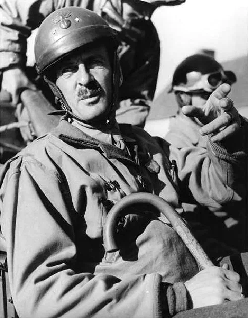 General Philippe Leclerc de Hauteclocque con casco militar en 1944
