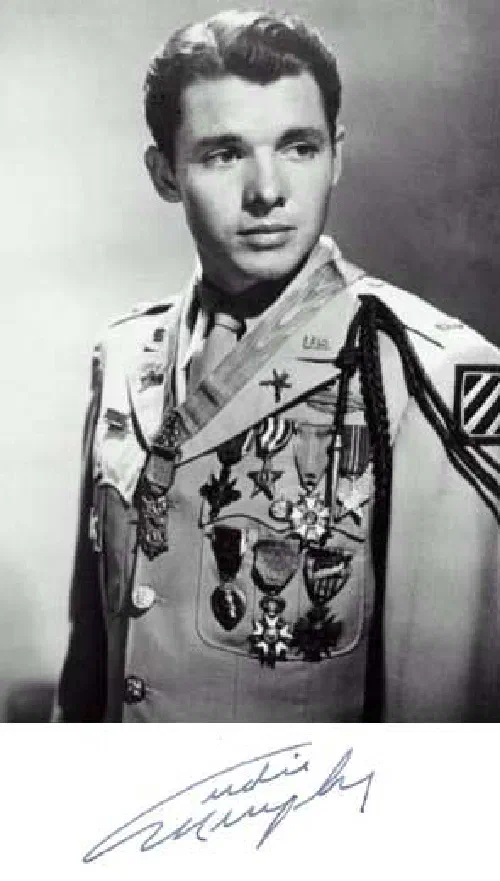 Audie Murphy con su uniforme militar y sus condecoraciones