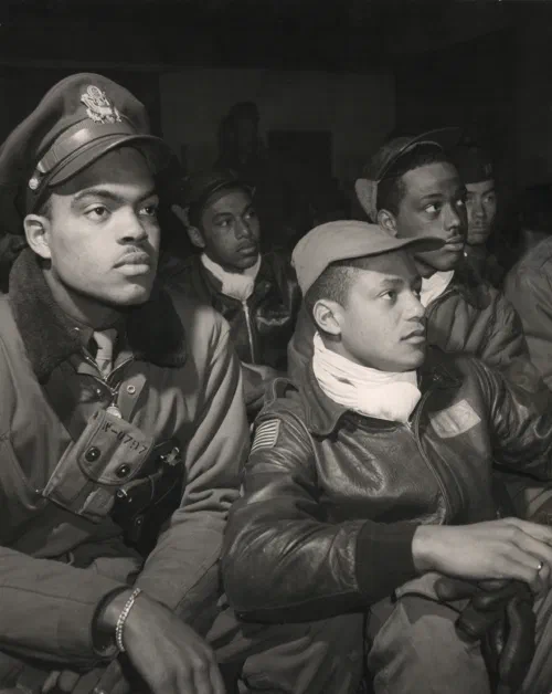 Pilotos del 332.º Grupo de Caza en Ramitelli, Italia, en marzo de 1945