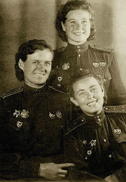 Oficiales del 46.º Regimiento de Guardias de Bombardeo Nocturno