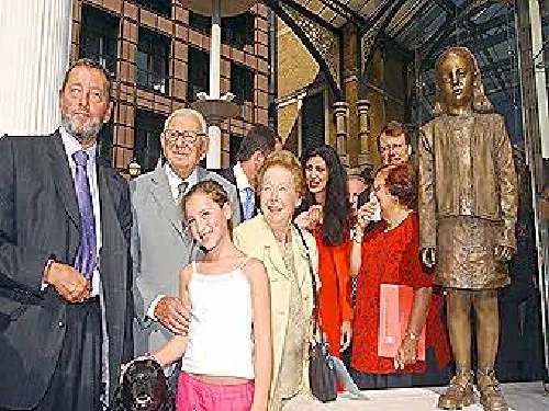 Nicholas Winton con la escultura conmemorativa del Kindertransport