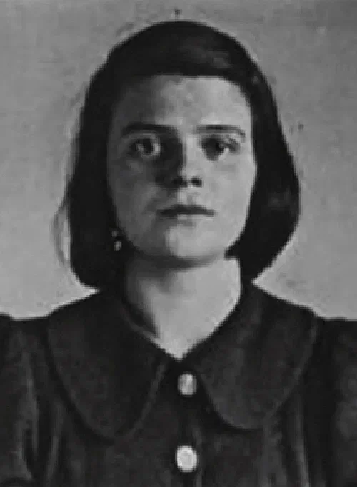 Fotografía de Sophie Scholl tomada por la Gestapo tras su arresto en febrero de 1943
