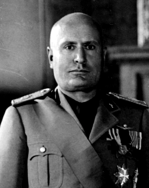 Retrato de Benito Mussolini con uniforme militar en 1940