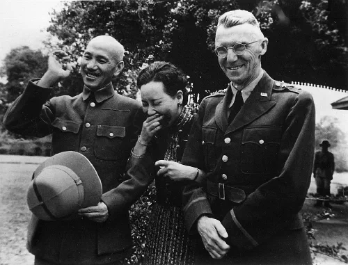 Chiang Kai-shek con su esposa y el general Stilwell