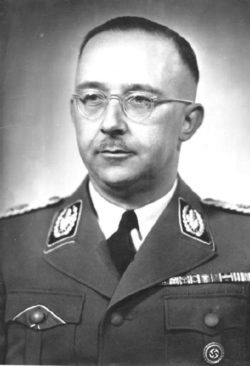 Retrato oficial de Heinrich Himmler con uniforme de las SS en 1942