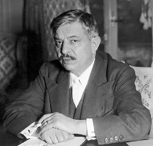 Pierre Laval en su despacho de Vichy en 1940