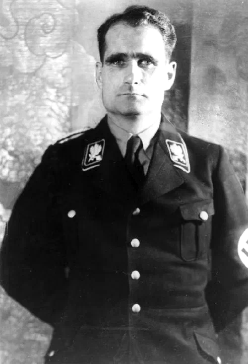 Retrato oficial de Rudolf Hess con uniforme del partido nazi hacia 1935