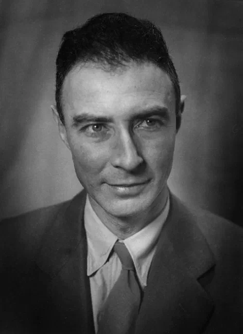 Retrato de J. Robert Oppenheimer con sombrero, director del Proyecto Manhattan