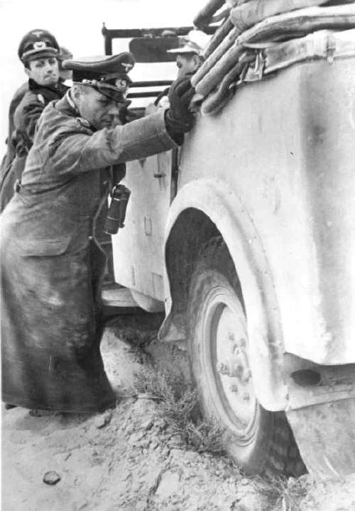 Rommel empujando su vehículo atascado en la arena del desierto del norte de África, 1941
