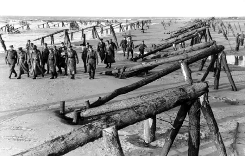 Rommel inspeccionando barreras de madera en la playa del Muro Atlántico con oficiales, abril de 1944