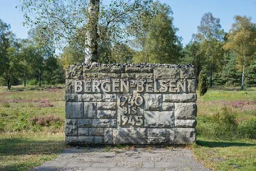 Vista del memorial del campo de concentración de Bergen-Belsen
