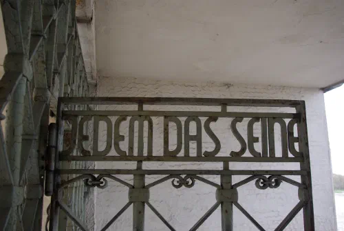 Puerta del campo de concentración de Buchenwald con la inscripción Jedem das Seine