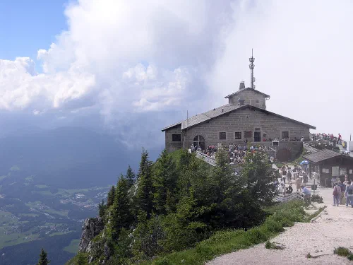 La Kehlsteinhaus o Nido del Águila en la cima de Obersalzberg con los Alpes bávaros de fondo