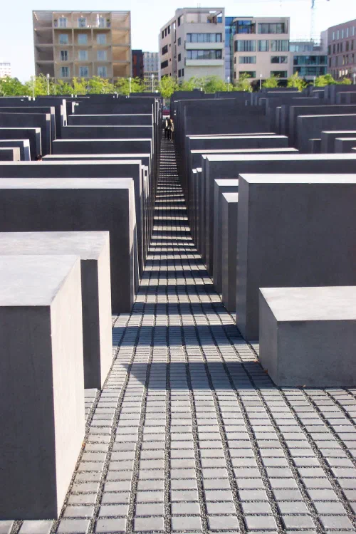 Pasillo entre las estelas del memorial del Holocausto en Berlín