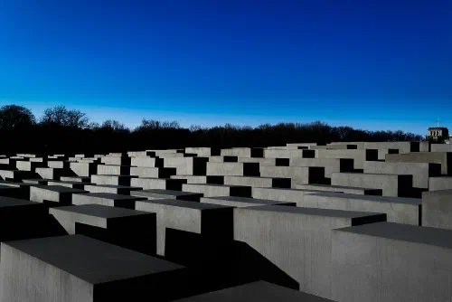 Estelas de hormigón del memorial del Holocausto de Berlín al atardecer con sombras profundas