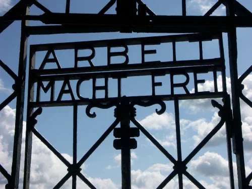 Detalle de la puerta del campo de concentración de Dachau con la inscripción Arbeit Macht Frei