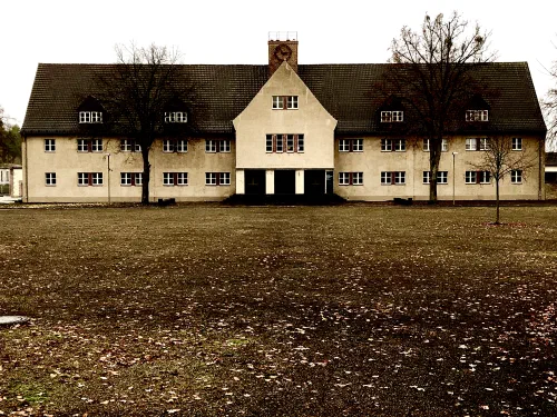 Edificio principal del memorial del campo de concentración de Ravensbrück