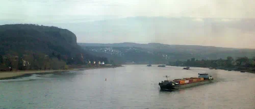 Torres del puente de Remagen vistas desde la orilla noroeste del Rin