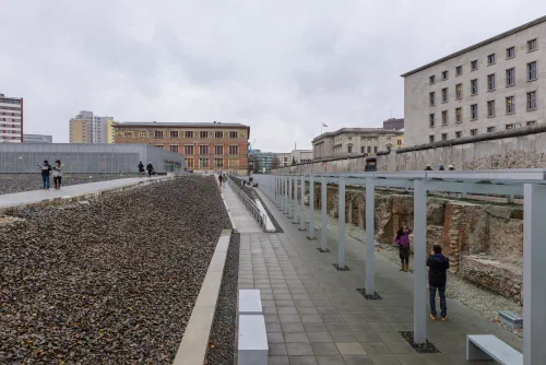 Vista del centro documental Topografía del Terror en Berlín con los restos de los cimientos y el Muro de Berlín