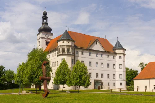 Fachada sur y oeste del castillo de Hartheim en Alkoven, Alta Austria